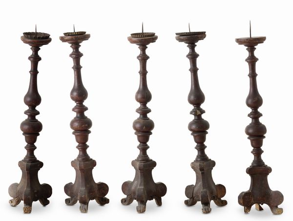 Lotto composto da cinque torciere in legno intagliato. XVIII secolo  - Asta Antiquariato - Associazione Nazionale - Case d'Asta italiane