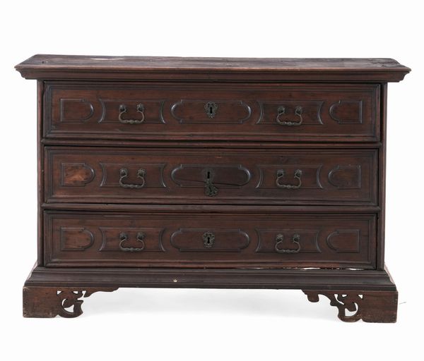 Cassettone con fronte a tre cassetti decorati da cartelle sagomate. Emilia, XVII secolo  - Asta Antiquariato - Associazione Nazionale - Case d'Asta italiane