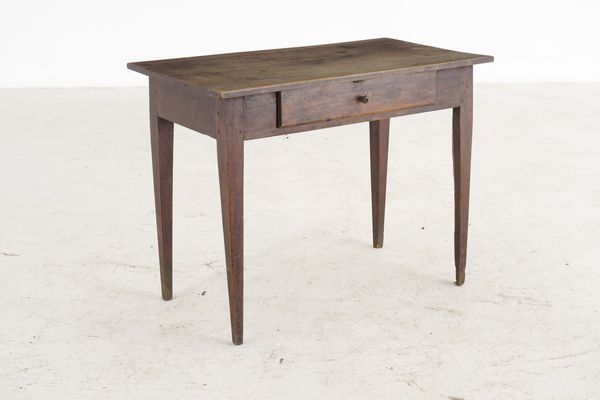 Piccolo scrittoio ad un cassetto. XIX secolo  - Asta Antiquariato - Associazione Nazionale - Case d'Asta italiane