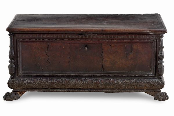 Cassapanca in legno intagliato, XVII secolo  - Asta Antiquariato - Associazione Nazionale - Case d'Asta italiane