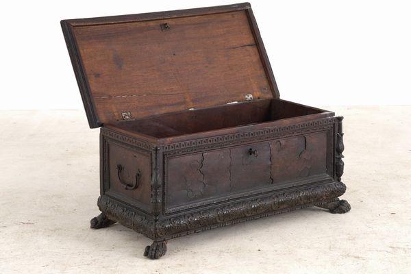 Cassapanca in legno intagliato, XVII secolo  - Asta Antiquariato - Associazione Nazionale - Case d'Asta italiane