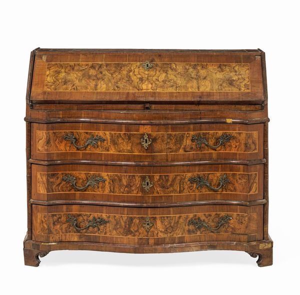 Ribalta lastronata in noce e radica. Veneto, XVIII secolo  - Asta Antiquariato - Associazione Nazionale - Case d'Asta italiane