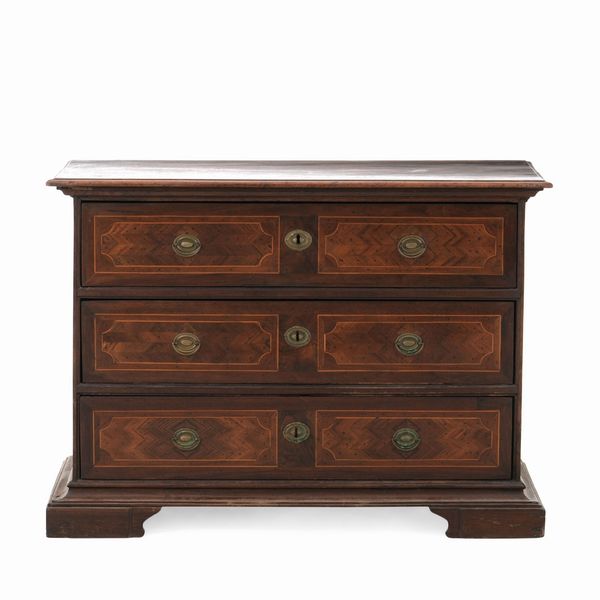 Cassettone lastronato e filettato. XVIII-XIX secolo  - Asta Antiquariato - Associazione Nazionale - Case d'Asta italiane