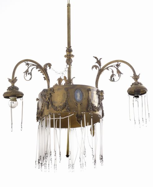 Lampadario in bronzo dorato e cristalli a tre bracci. XIX secolo  - Asta Antiquariato - Associazione Nazionale - Case d'Asta italiane