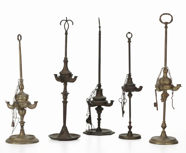 Cinque lampade fiorentine in metallo  - Asta Antiquariato - Associazione Nazionale - Case d'Asta italiane