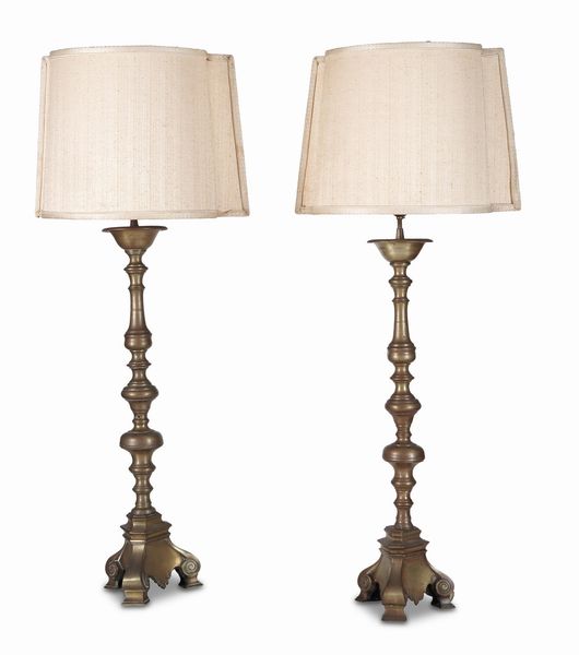 Coppia di candelieri in ottone. XIX secolo  - Asta Antiquariato - Associazione Nazionale - Case d'Asta italiane