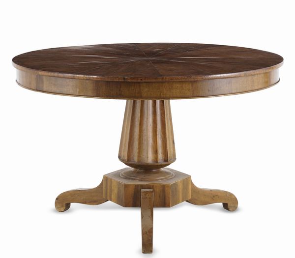 Tavolo lastronato con piano circolare. XIX secolo  - Asta Antiquariato - Associazione Nazionale - Case d'Asta italiane