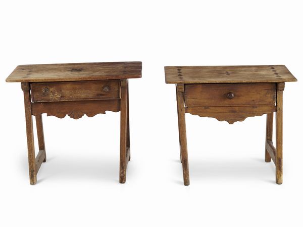 Coppia di tavolini in legno. XIX secolo  - Asta Antiquariato - Associazione Nazionale - Case d'Asta italiane