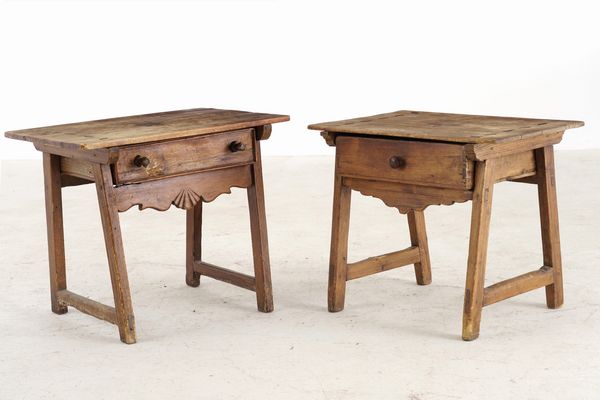 Coppia di tavolini in legno. XIX secolo  - Asta Antiquariato - Associazione Nazionale - Case d'Asta italiane