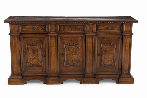 Credenza in noce. Elementi antichi  - Asta Antiquariato - Associazione Nazionale - Case d'Asta italiane