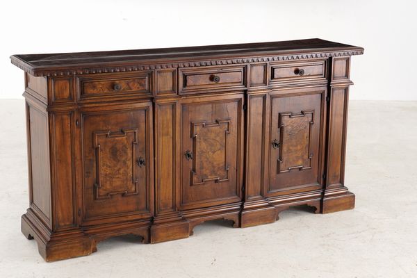 Credenza in noce. Elementi antichi  - Asta Antiquariato - Associazione Nazionale - Case d'Asta italiane