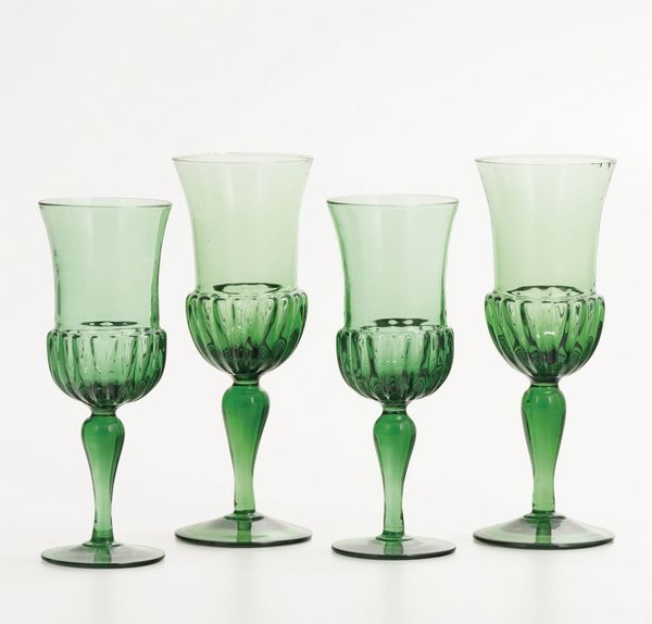 Quattro bicchieri in vetro colorato  - Asta Antiquariato - Associazione Nazionale - Case d'Asta italiane