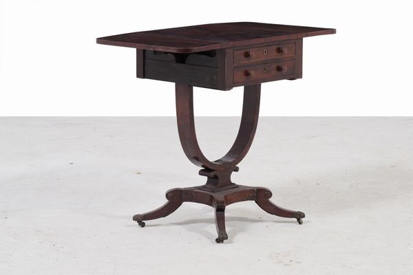 Tavolino da lavoro lastronato e filettato. XIX secolo  - Asta Antiquariato - Associazione Nazionale - Case d'Asta italiane