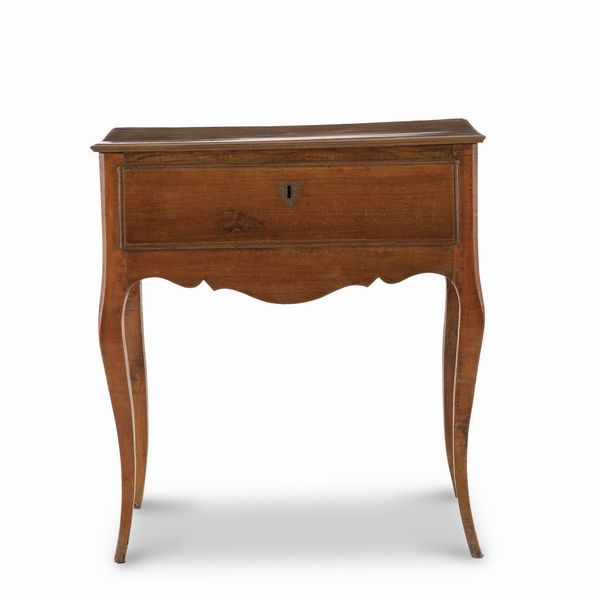 Tavolino in legno ad un cassetto. XVIII-XIX secolo  - Asta Antiquariato - Associazione Nazionale - Case d'Asta italiane