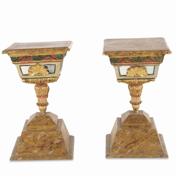 Coppia di tavolino in legno intagliato, dipinto e dorato. Elementi antichi  - Asta Antiquariato - Associazione Nazionale - Case d'Asta italiane