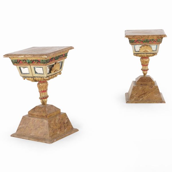 Coppia di tavolino in legno intagliato, dipinto e dorato. Elementi antichi  - Asta Antiquariato - Associazione Nazionale - Case d'Asta italiane