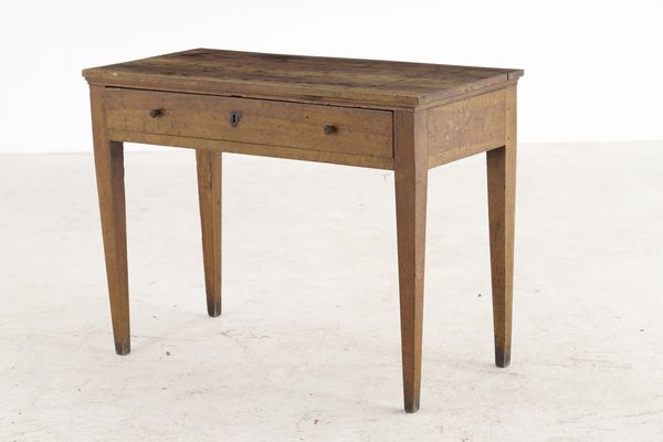 Piccola scrivania ad un cassetto. XVIII-XIX secolo  - Asta Antiquariato - Associazione Nazionale - Case d'Asta italiane