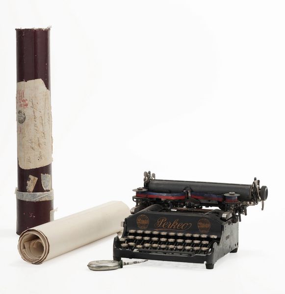 Lotto composto da una macchina da scrivere in custodia e un rotolo di documenti  - Asta Antiquariato - Associazione Nazionale - Case d'Asta italiane