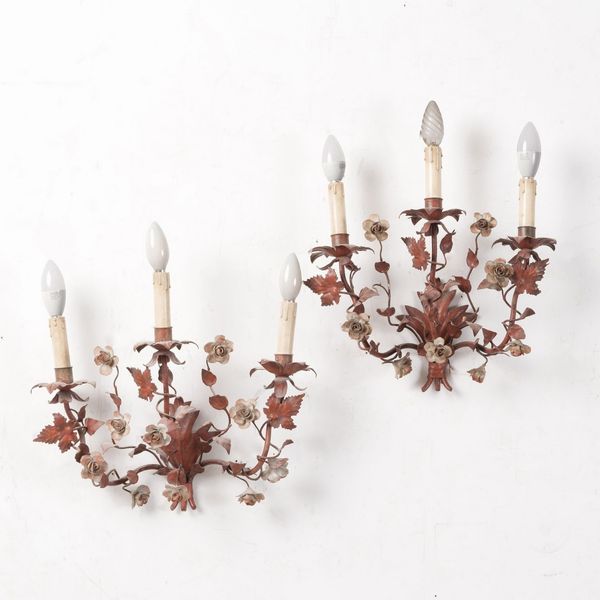 Coppia di appliques in lamierino decorate a foglie e fiori  - Asta Antiquariato - Associazione Nazionale - Case d'Asta italiane