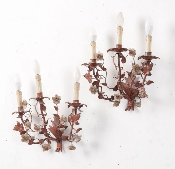 Coppia di appliques in lamierino decorate a foglie e fiori  - Asta Antiquariato - Associazione Nazionale - Case d'Asta italiane