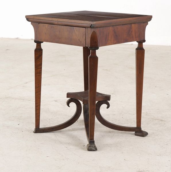Tavolino in legno ad un cassetto. XVIII-XIX secolo  - Asta Antiquariato - Associazione Nazionale - Case d'Asta italiane