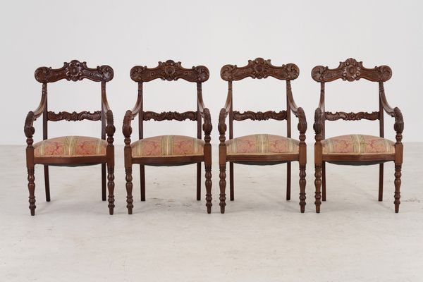 Sette poltrone Carlo X in noce intagliato. Inghilterra XIX secolo  - Asta Antiquariato - Associazione Nazionale - Case d'Asta italiane