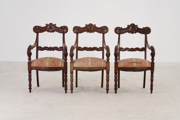 Sette poltrone Carlo X in noce intagliato. Inghilterra XIX secolo  - Asta Antiquariato - Associazione Nazionale - Case d'Asta italiane