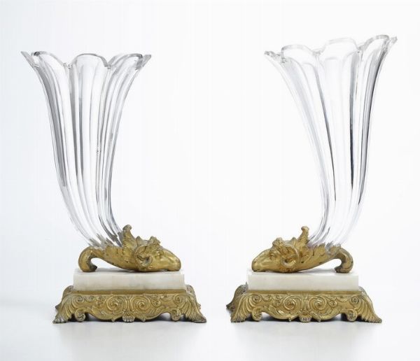 Coppia di vasi a cornucopia in bronzo e cristallo. Francia, XIX secolo  - Asta Antiquariato - Associazione Nazionale - Case d'Asta italiane