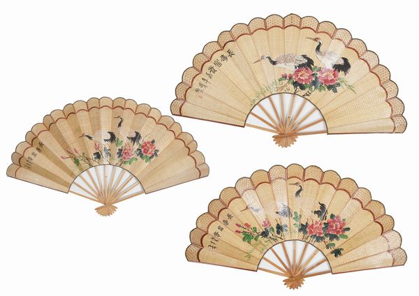 Tra grandi ventagli decorativi in legno  - Asta Antiquariato - Associazione Nazionale - Case d'Asta italiane