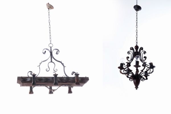 Due lampadari in ferro e legno a cinque luci e sei luci  - Asta Antiquariato - Associazione Nazionale - Case d'Asta italiane