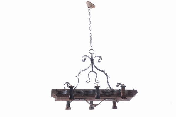Due lampadari in ferro e legno a cinque luci e sei luci  - Asta Antiquariato - Associazione Nazionale - Case d'Asta italiane