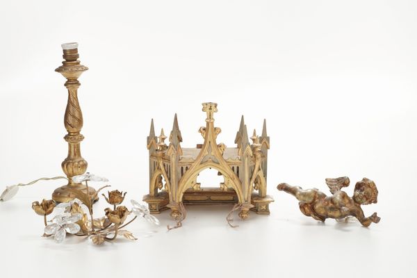 Gruppo di oggetti in legno intagliato e dorato tra cui candeliere montato a lampada, angioletto ed elemento architettonico  - Asta Antiquariato - Associazione Nazionale - Case d'Asta italiane