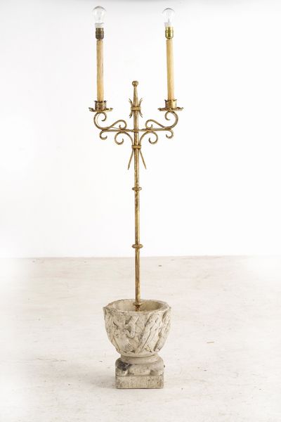 Lampada da terra in metallo dorato con base a vaso in pietra  - Asta Antiquariato - Associazione Nazionale - Case d'Asta italiane
