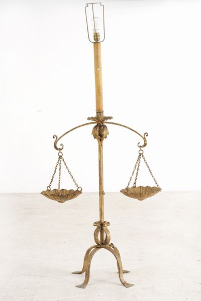 Lampada da terra in metallo dorato a foggia di bilancia  - Asta Antiquariato - Associazione Nazionale - Case d'Asta italiane
