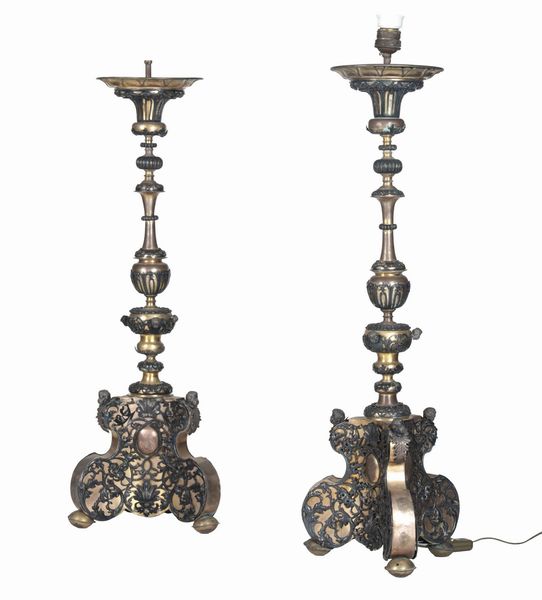 Coppia di candelieri in metallo fuso e dorato. XVIII secolo  - Asta Antiquariato - Associazione Nazionale - Case d'Asta italiane