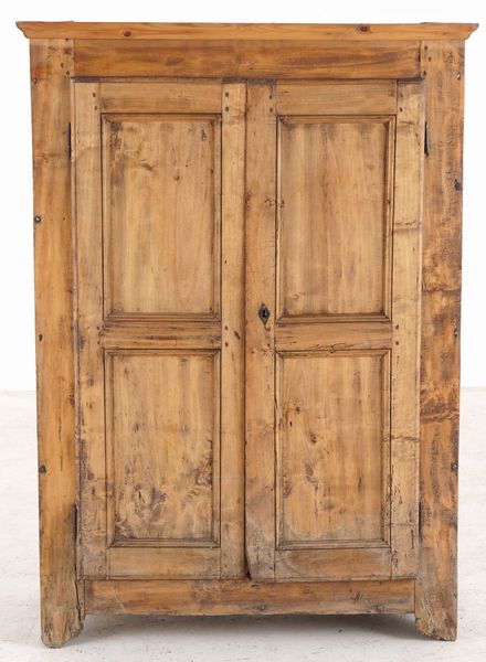 Armadio in legno di pioppo a due ante, XIX secolo  - Asta Antiquariato - Associazione Nazionale - Case d'Asta italiane
