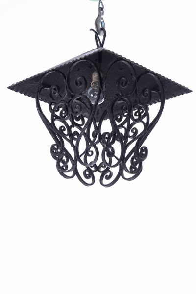 Due lampioni in ferro diversi  - Asta Antiquariato - Associazione Nazionale - Case d'Asta italiane