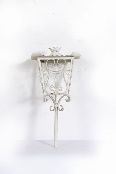 Due lampioni in ferro diversi  - Asta Antiquariato - Associazione Nazionale - Case d'Asta italiane