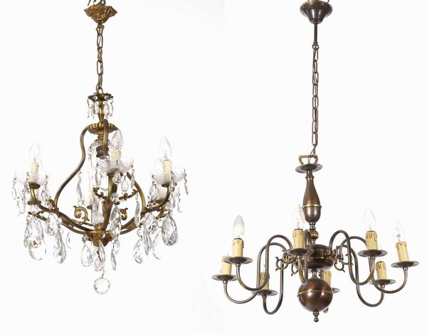 Lampadario in metallo a otto luci e altro lampadario con gocce. XX secolo  - Asta Antiquariato - Associazione Nazionale - Case d'Asta italiane