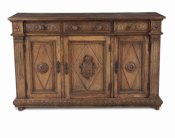 Credenza in legno intagliato. XIX-XX secolo  - Asta Antiquariato - Associazione Nazionale - Case d'Asta italiane