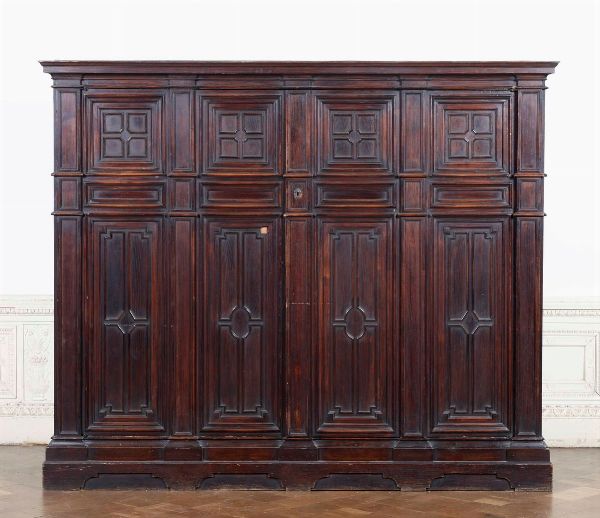 Armadio in legno intagliato a due ante  - Asta Antiquariato - Associazione Nazionale - Case d'Asta italiane