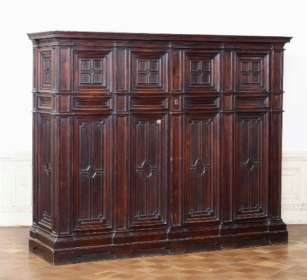 Armadio in legno intagliato a due ante  - Asta Antiquariato - Associazione Nazionale - Case d'Asta italiane