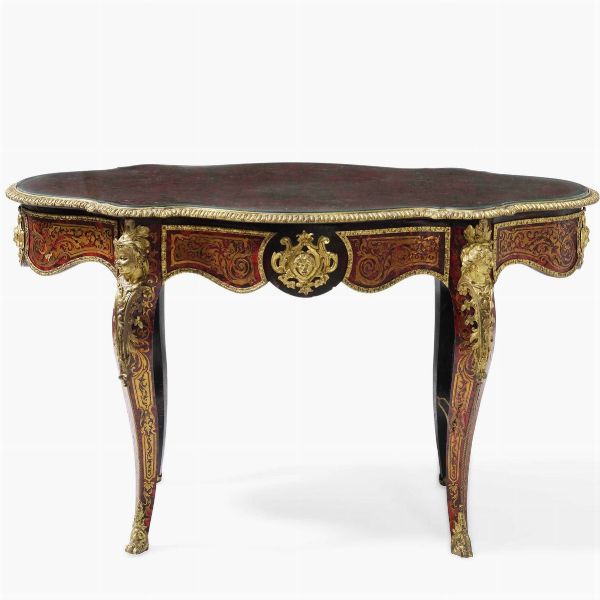 Tavolo in stile Boulle lastronato e intarsiato in finta tartaruga e ottone. XIX-XX secolo  - Asta Antiquariato - Associazione Nazionale - Case d'Asta italiane