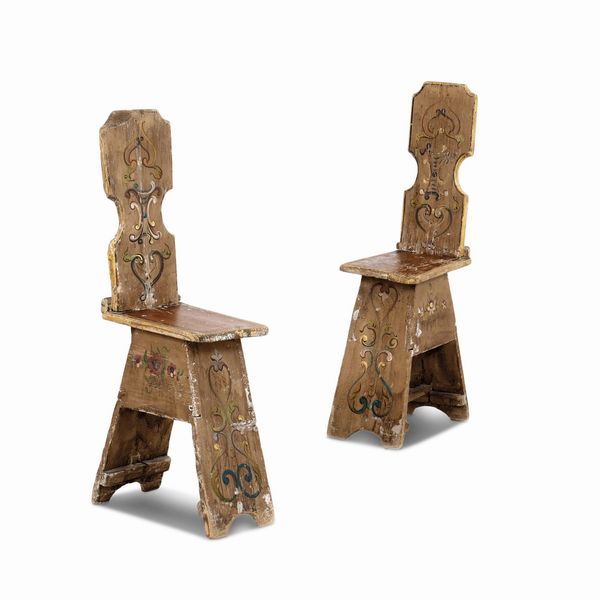 Coppia di sgabelli in legno con decoro dipinto a fiori  - Asta Antiquariato - Associazione Nazionale - Case d'Asta italiane