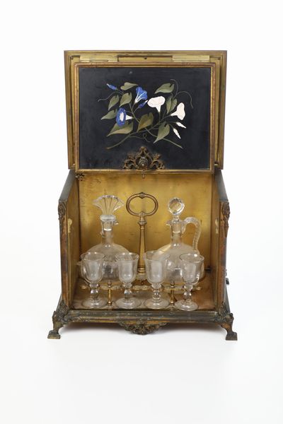 Cofanetto portaliquori e vassoio con pannelli intarsiati in pietre dure. Sotto la base H.Bosi, Firenze. XIX secolo  - Asta Antiquariato - Associazione Nazionale - Case d'Asta italiane