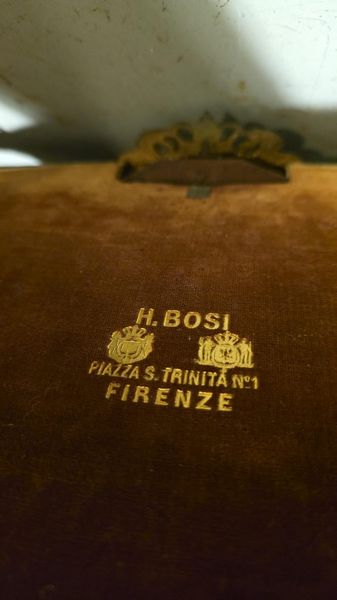 Cofanetto portaliquori e vassoio con pannelli intarsiati in pietre dure. Sotto la base H.Bosi, Firenze. XIX secolo  - Asta Antiquariato - Associazione Nazionale - Case d'Asta italiane