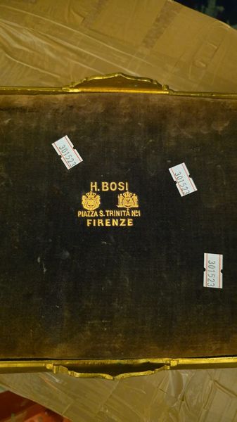 Cofanetto portaliquori e vassoio con pannelli intarsiati in pietre dure. Sotto la base H.Bosi, Firenze. XIX secolo  - Asta Antiquariato - Associazione Nazionale - Case d'Asta italiane