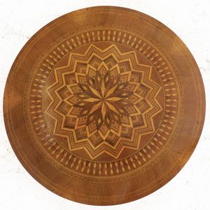 Tavolino tondo lastronato ed intarsiato in varie essenze, XIX secolo  - Asta Antiquariato - Associazione Nazionale - Case d'Asta italiane