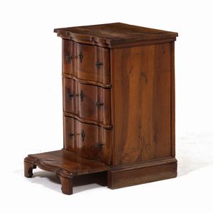 Comoncino o inginocchiatoio con fronte mosso a tre cassetti. Veneto XVIII secolo  - Asta Antiquariato - Associazione Nazionale - Case d'Asta italiane