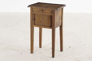 Comodino in legno ad un cassrtto. XIX secolo  - Asta Antiquariato - Associazione Nazionale - Case d'Asta italiane